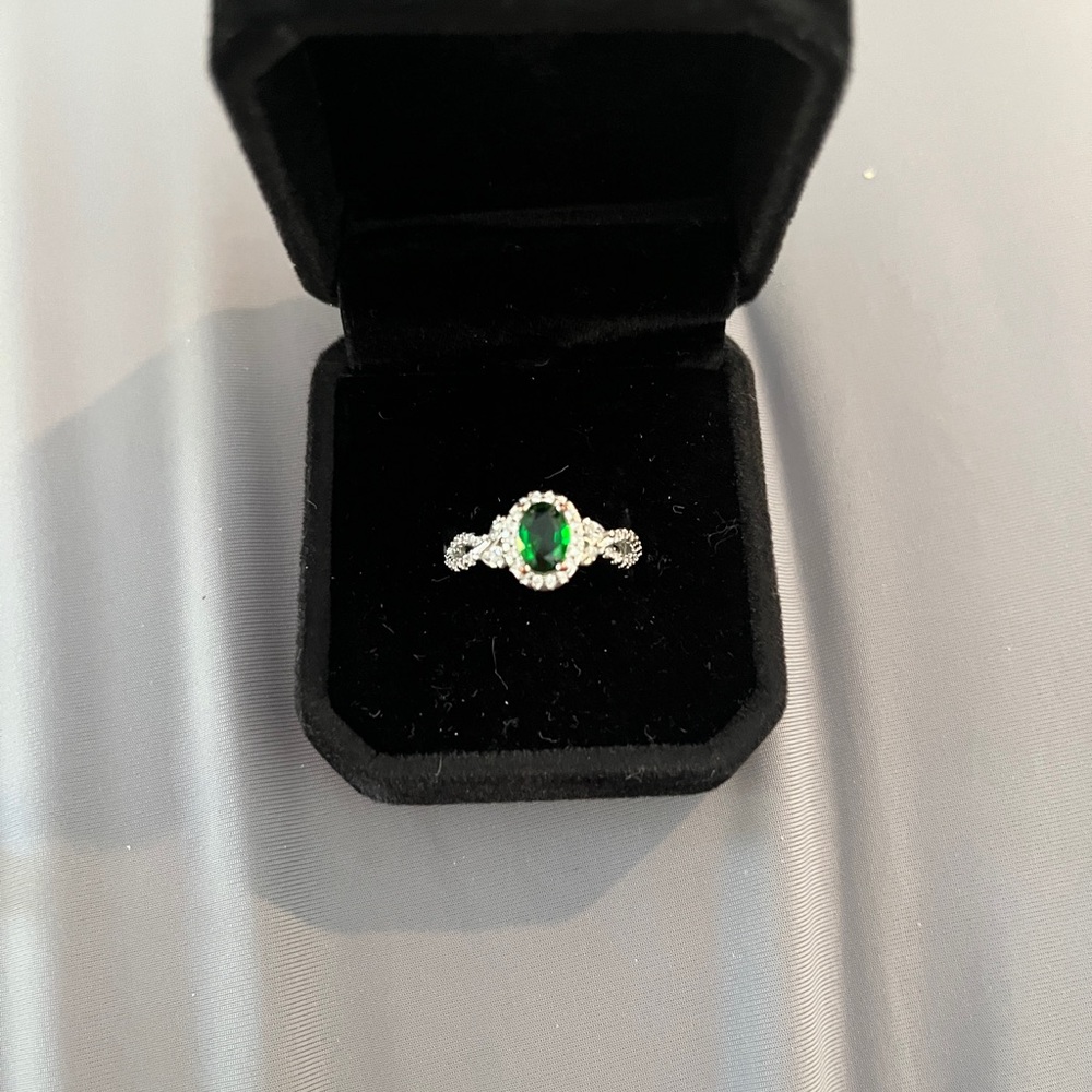 Elegant Silver and Green Gemstone Ring